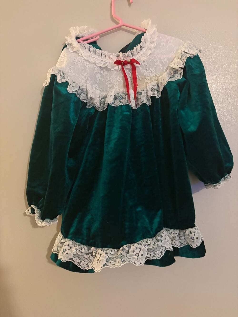 Vintage Green Velvet Holiday Dress with Lace Collar and Red Bow